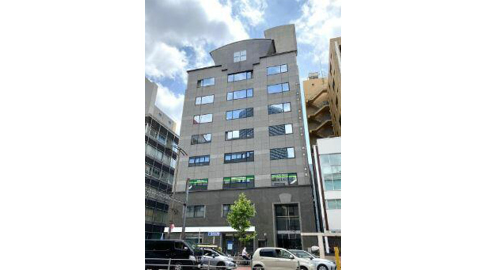 淡路町駅徒歩1分　外堀通りと靖国通りとが交差する淡路町交差点⾄近！視認性良好の駅前路⾯店舗！